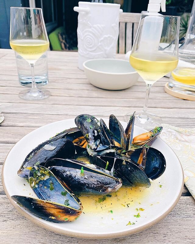 The best mussels from @oltremaresd 😋paired with a delicious Chardonnay 👌