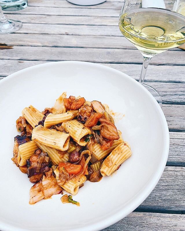 Homemade Genovese di polpo with fresh rigatoni pasta from our dear neighbors at @pastiamosd @oltremaresd paired with @aubertwines🥂superb pairing!! Polpo from @catalinaoffshoreproducts 👌#gigigigette #homemade #pastalover #foodandwinepairing #support