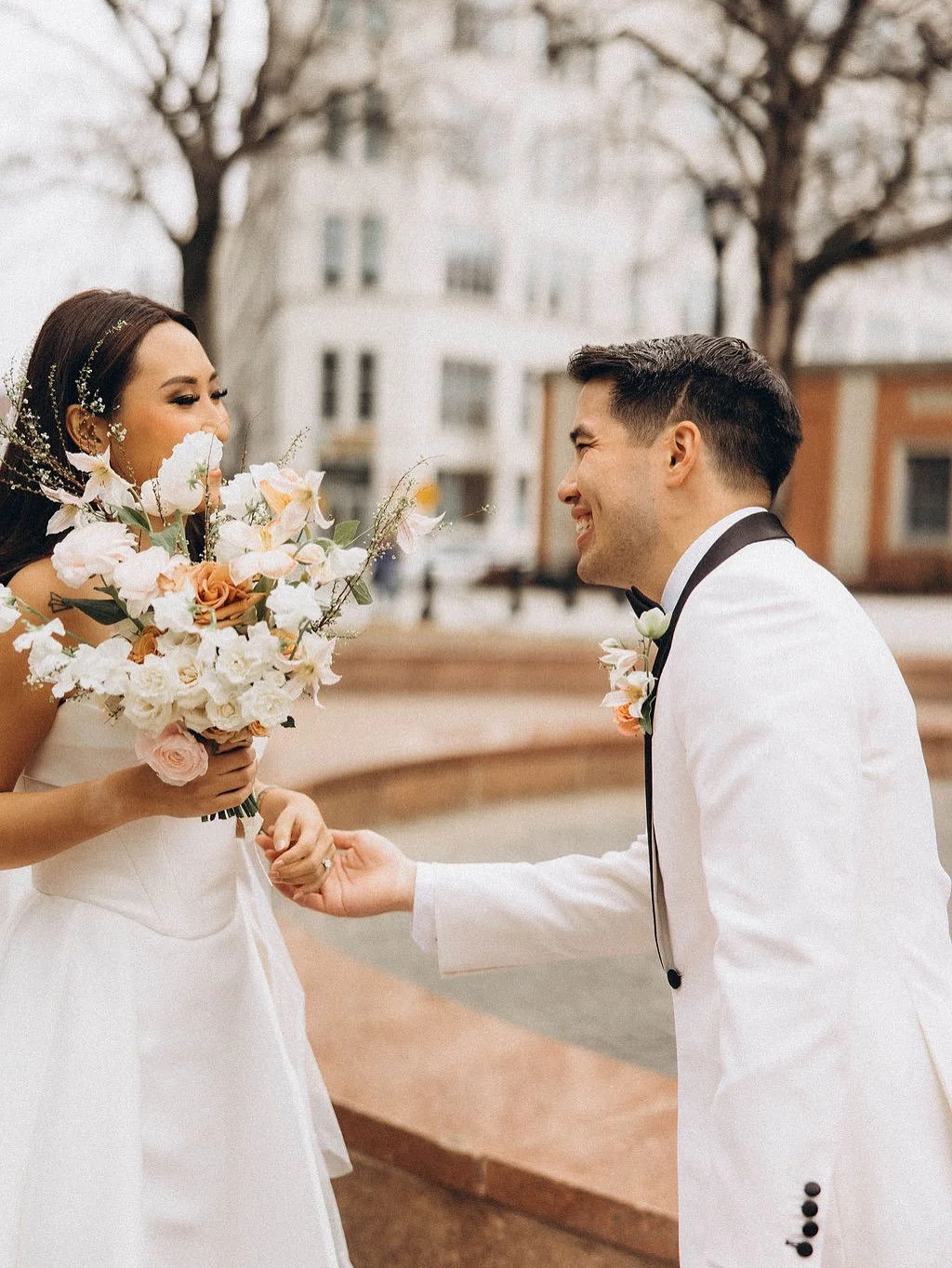 Creamy fluffy blooms with a hint of toffee for Jenny ☁️🤎

Photographer | @lkcreativeco 
Florals | @bloomsbyapril 
Planning | @justsayyes_ny 
Hair/Makeup | @willowhouse.beauty