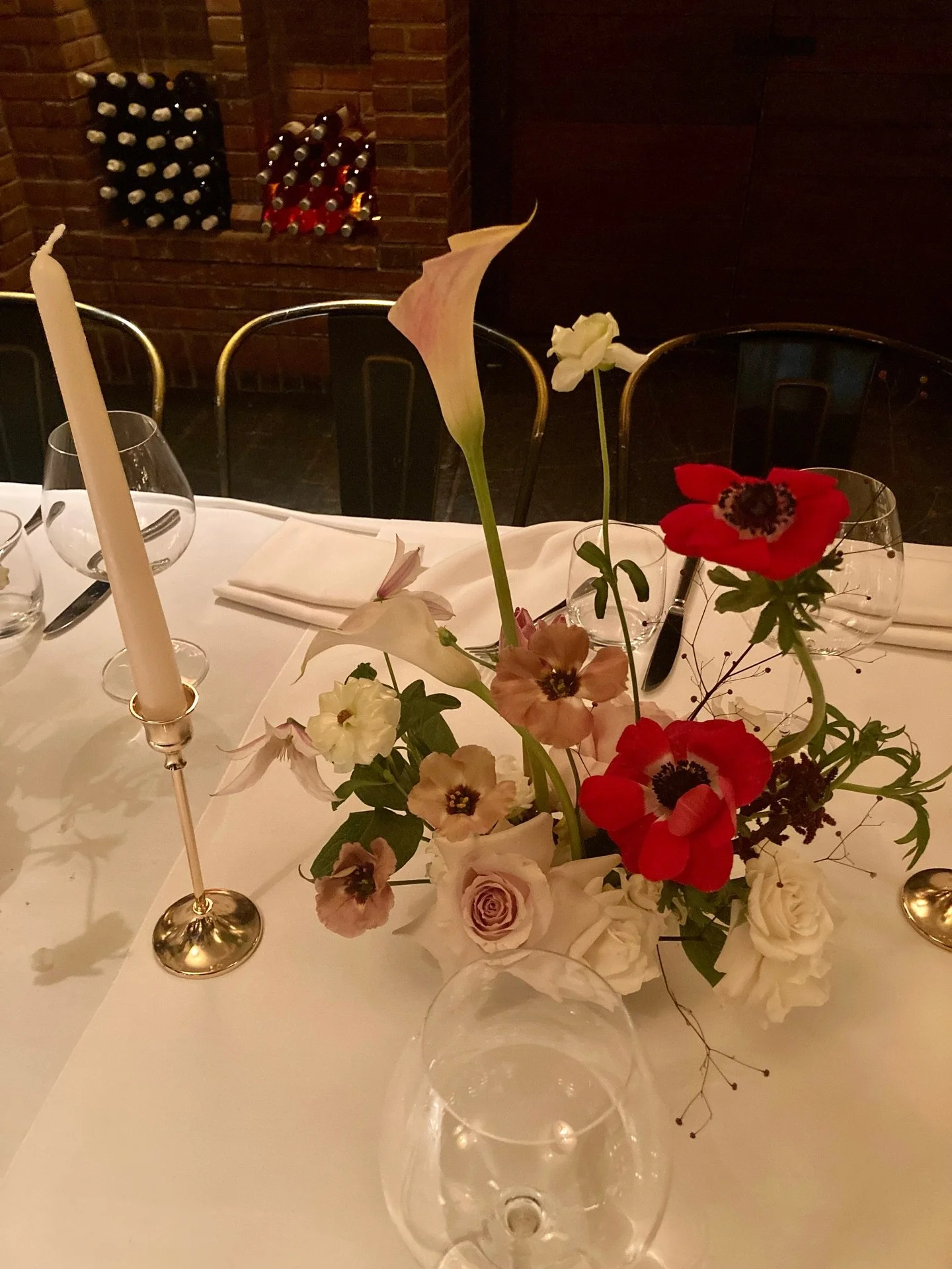 These red anemones for Sarah + James were such a  perfect choice for the Christmas weekend wedding ❤️❤️❤️