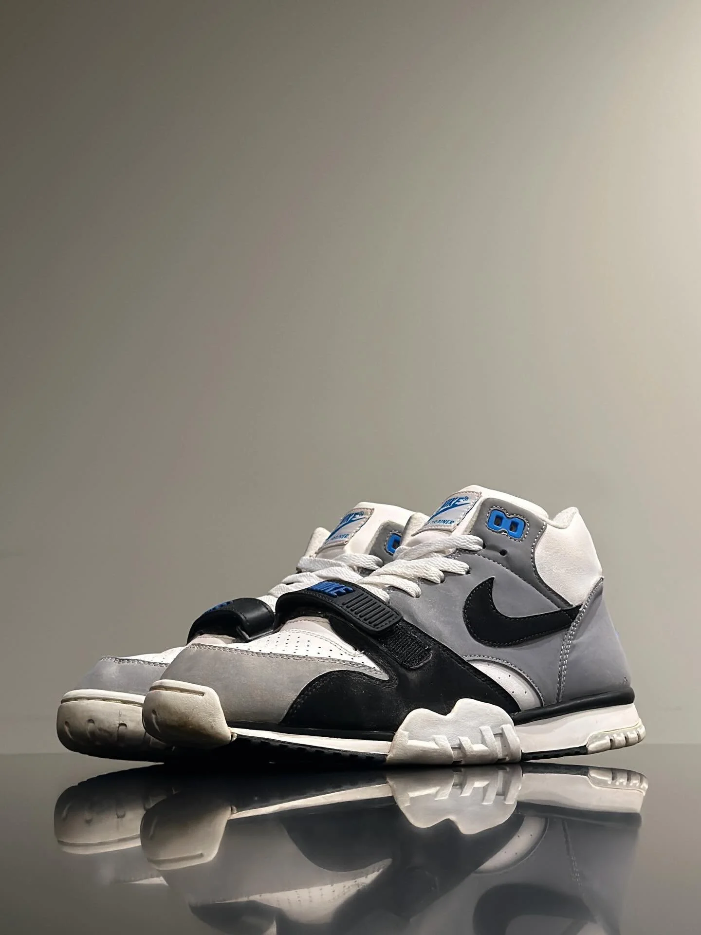 #TRAINERTUESDAY
&bull;
On Tuesdays we talk Trainers.
&bull;
@jdsports has a long standing relationship with Nike, and for years have done retailer exclusives in that signature Photo Blue colorway. In 2009, I remember coming across their site in the U