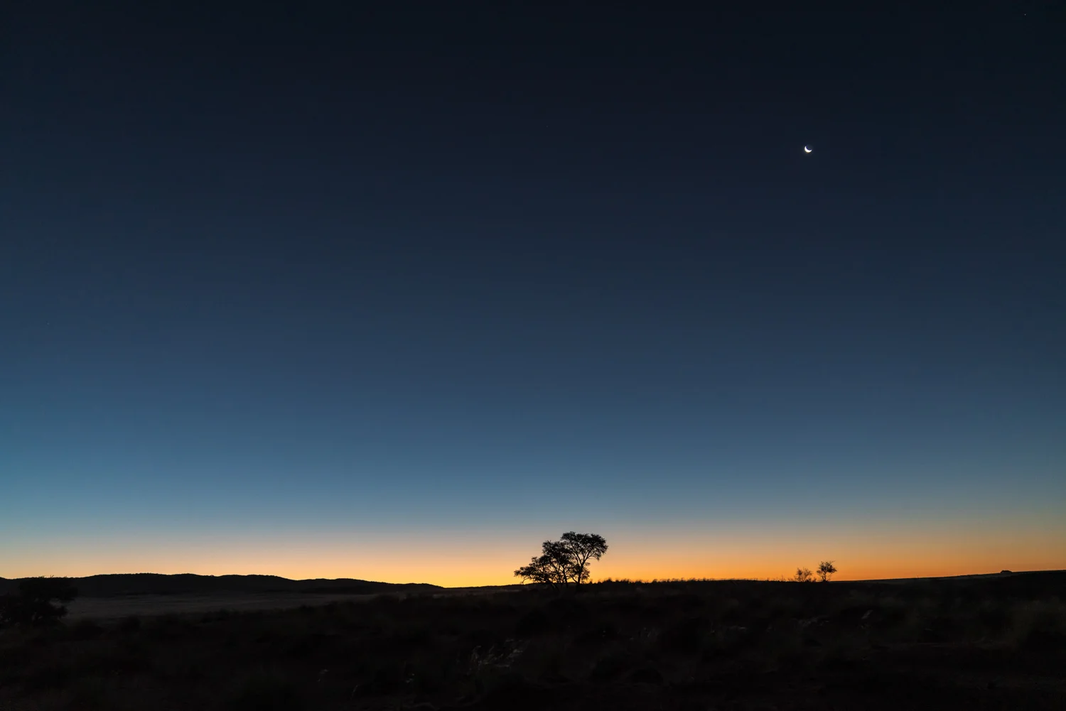 Sunset over petrified dunes, Namib Naukluft Park, Namibia, February 2019 - Photo: Roland Steffen, Sony A7r III, Sony FE 24-70mm f 2.8 GM, 1/100 Sek. f/2.8, ISO 1600, 24mm