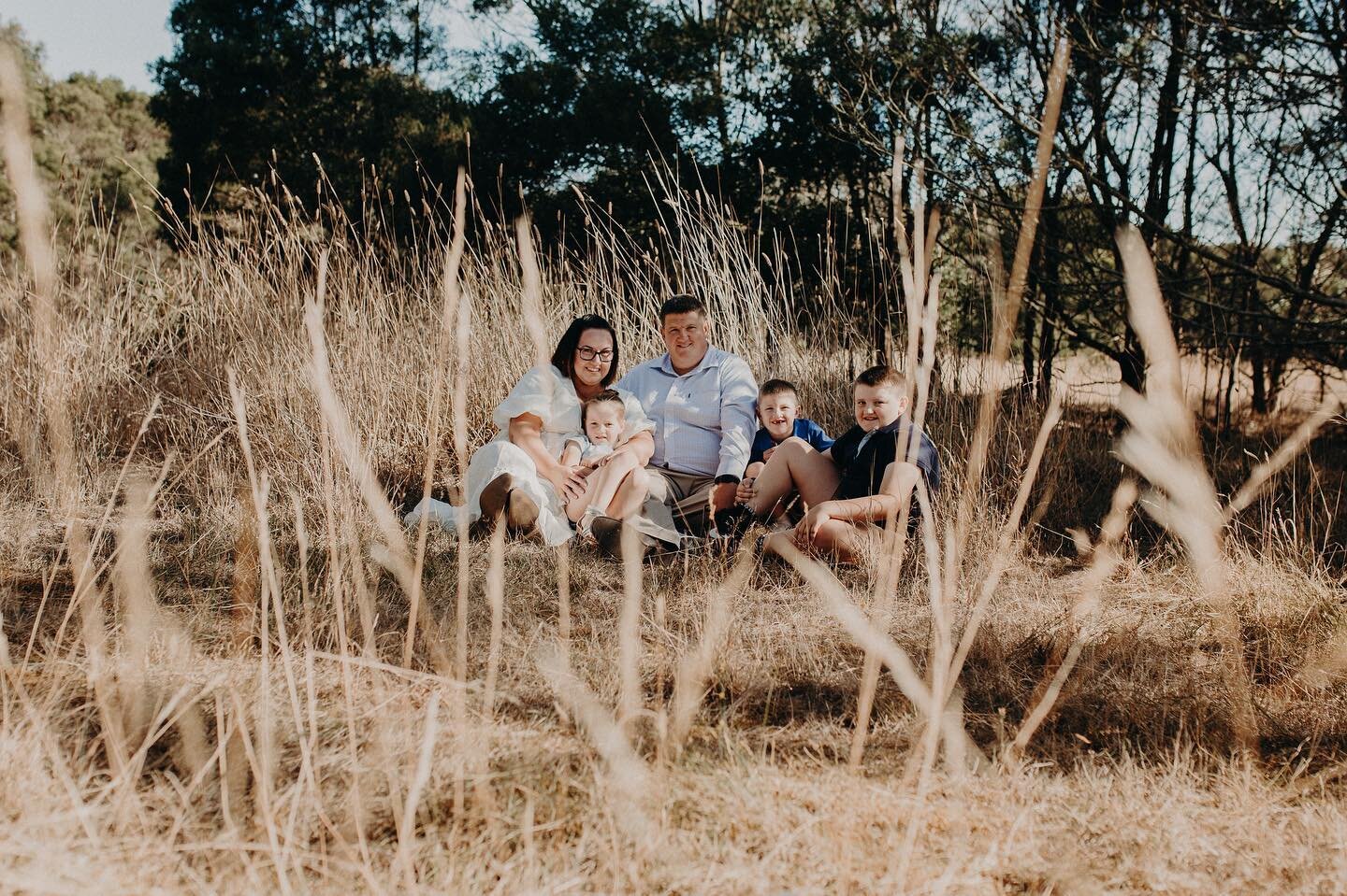 The long, dry summer grass and dusty old tracks had me hanging on every moment during this recent family shoot 🌾✨ Your gallery is ready to roll Carli check your 💌