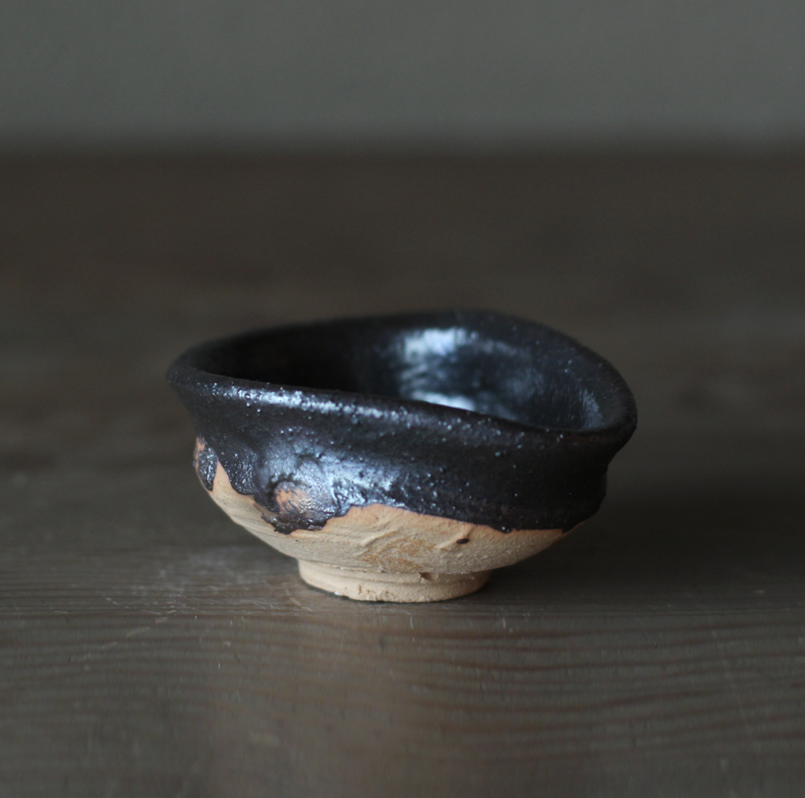 辻村史朗　織部黒ぐい呑｜Shiro Tsujimura, Sake cup, Oribe-guro style