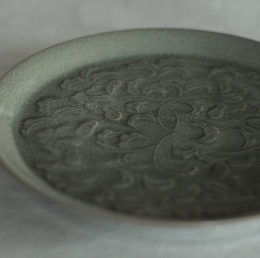 川瀬竹秋 青瓷彫花文皿 平大｜Takeaki Kawase　Ao porcelain dish carved with floral motif, Large, flat