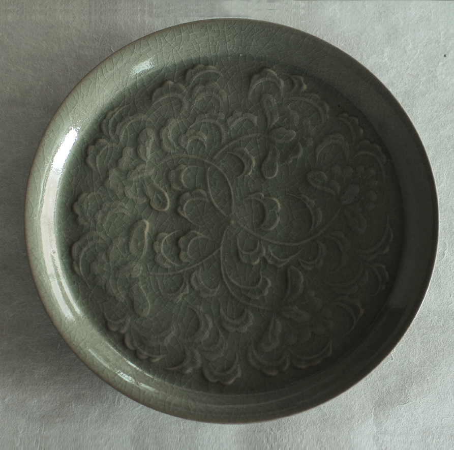 川瀬竹秋 青瓷彫花文皿 平大｜Takeaki Kawase　Ao porcelain dish carved with floral motif, Large, flat