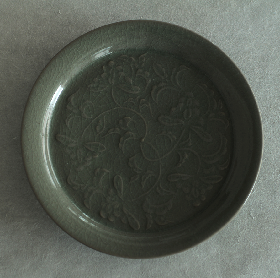 川瀬竹秋 青瓷彫花文皿　平中｜Takeaki Kawase Ao porcelain dish carved with floral motif, Medium, flat