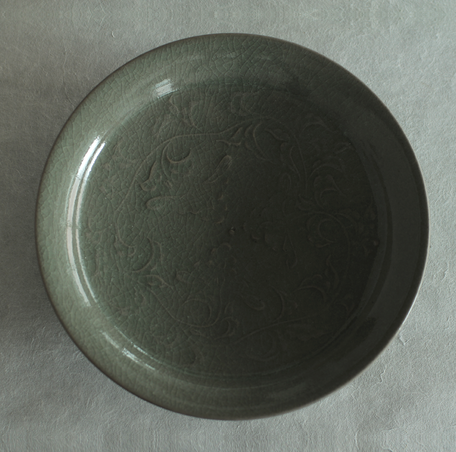 川瀬竹秋 青瓷彫花文鉢 縁反大｜Takeaki Kawase Ao porcelain bowl carved with floral motif, Large, warped edge
