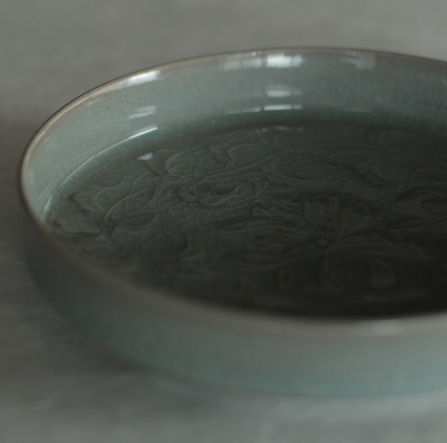 川瀬竹秋 青瓷彫花文皿 切立中｜Takeaki Kawase, Ao porcelain dish carved with floral motif, Large, high-rimmed