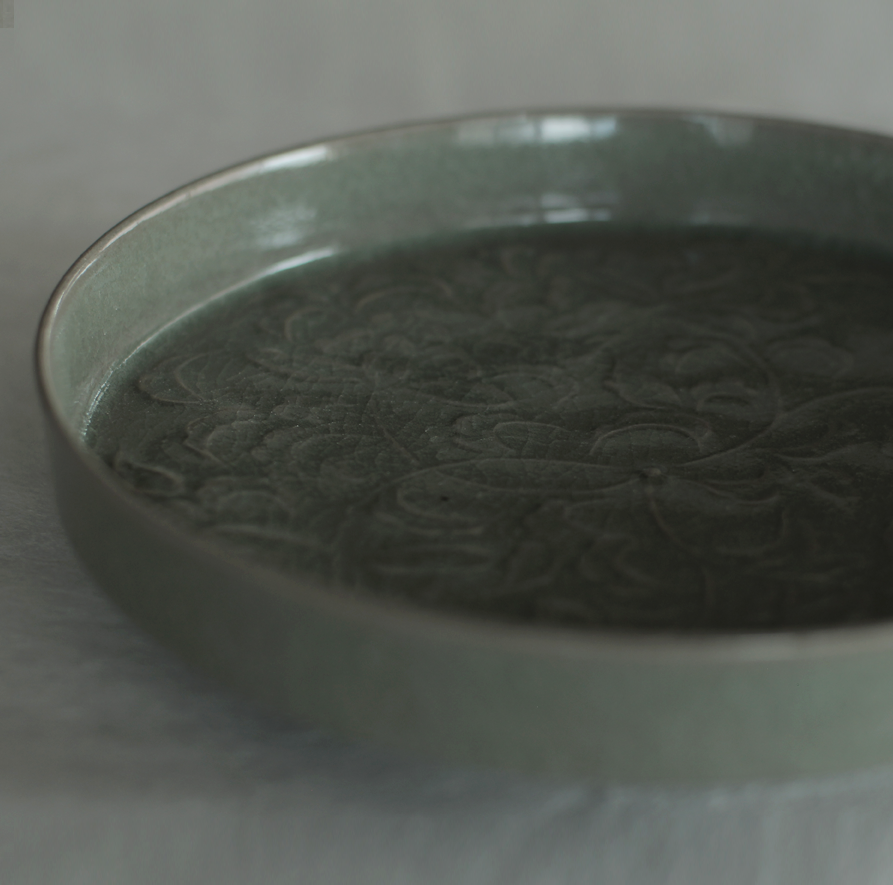 川瀬竹秋 青瓷彫花文皿 切立大｜Takeaki Kawase, Ao porcelain dish carved with floral motif, Medium, high-rimmed