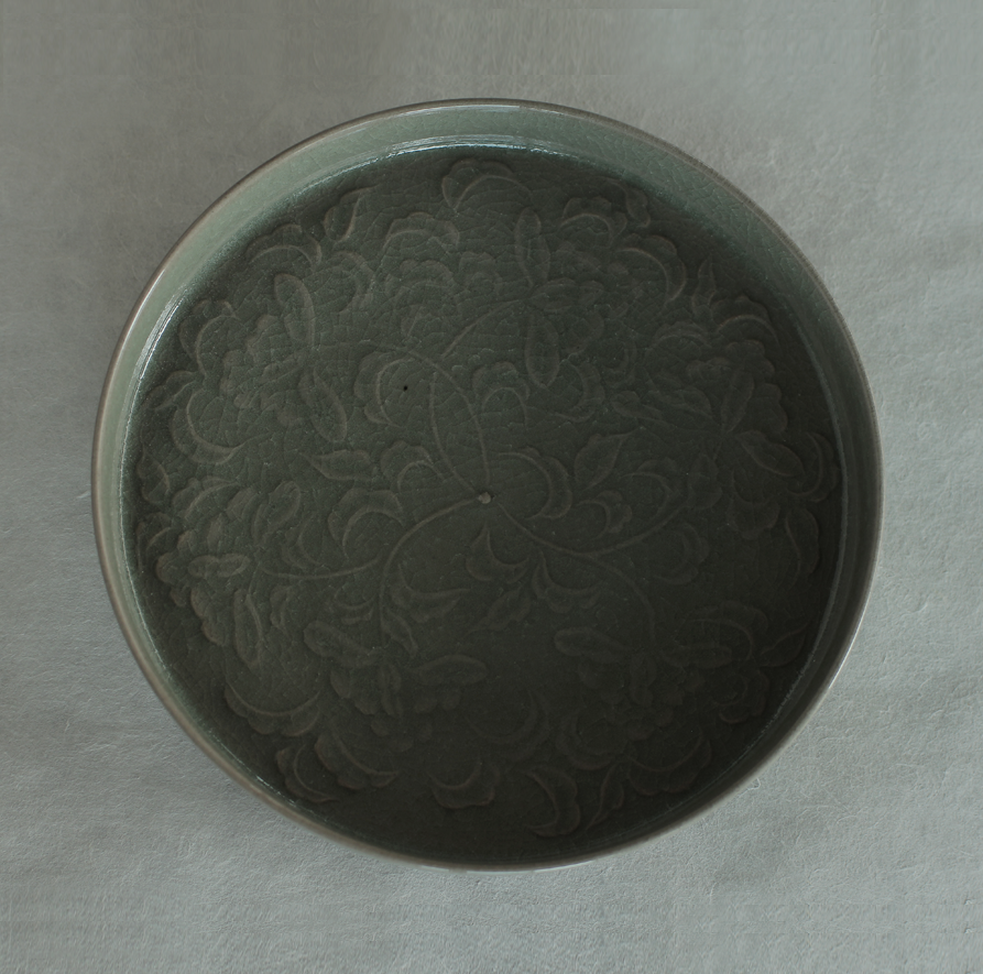 川瀬竹秋 青瓷彫花文皿 切立大｜Takeaki Kawase, Ao porcelain dish carved with floral motif, Medium, high-rimmed