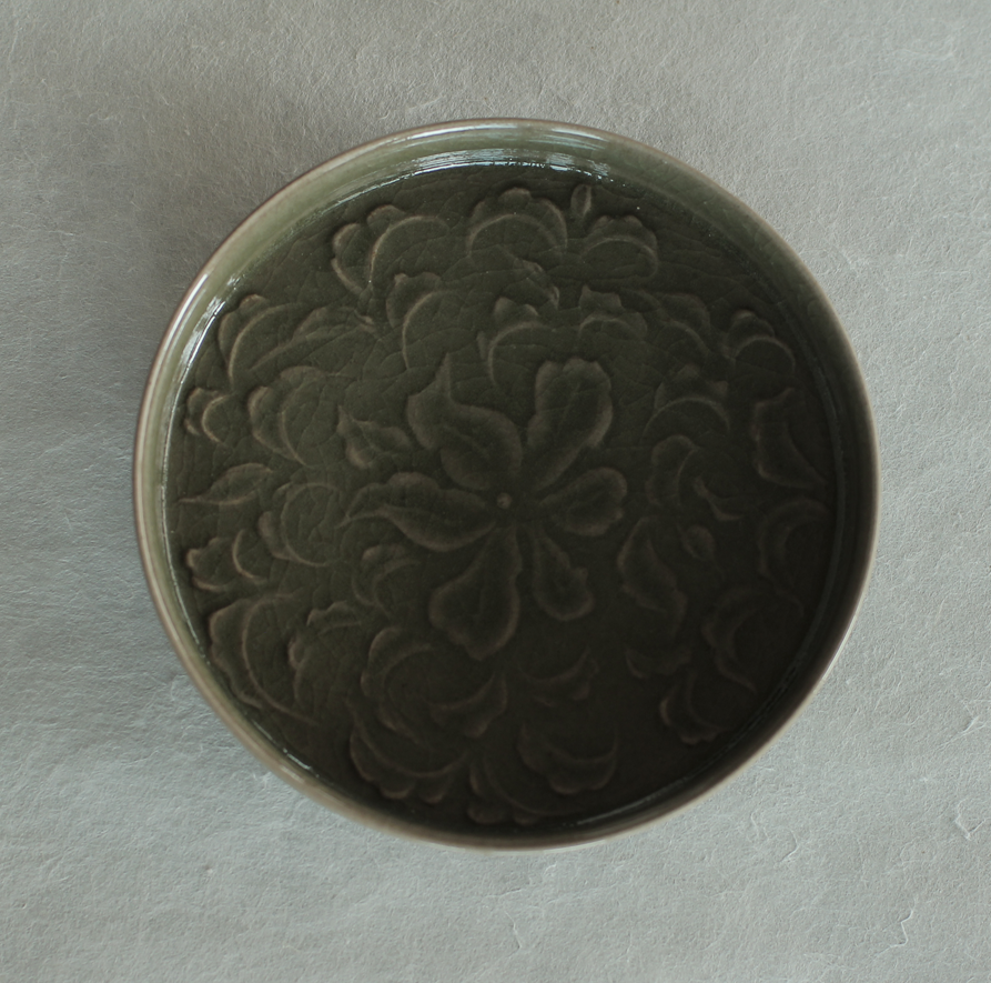川瀬竹秋 青瓷彫花文皿 切立小｜Takeaki Kawase, Ao porcelain dish carved with floral motif,　Small, high-rimmed