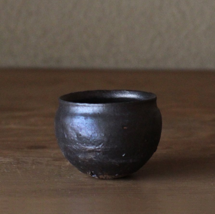 辻村史朗　黒唐津ぐい呑 ｜Shiro Tsujimura, Sake cup, Kurokatatsu style (Copy)