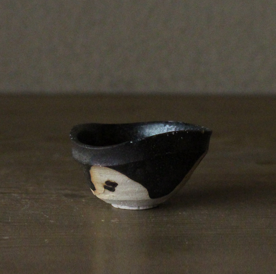 辻村史朗　織部黒ぐい呑｜Shiro Tsujimura, Sake cup, Oribe-guro style (Copy)