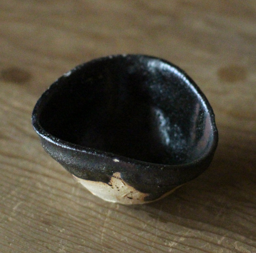 辻村史朗　織部黒ぐい呑｜Shiro Tsujimura, Sake cup, Oribe-guro style (Copy)