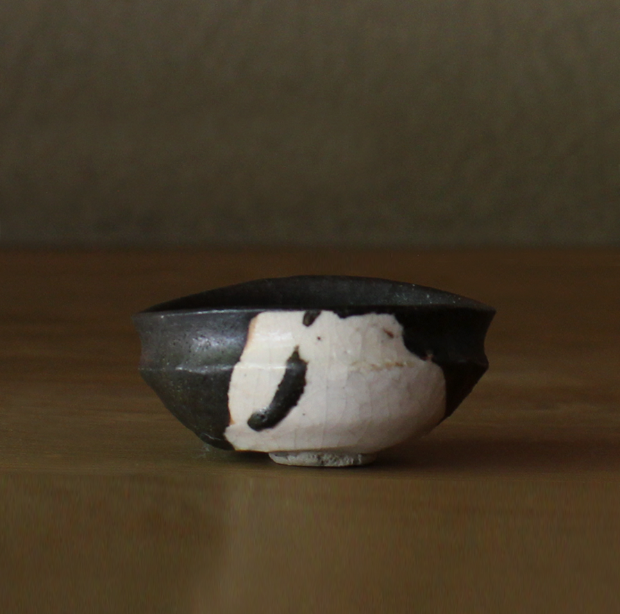 辻村史朗　織部黒ぐい呑 ｜Shiro Tsujimura, Sake cup, Oribe-guro style  (Copy)