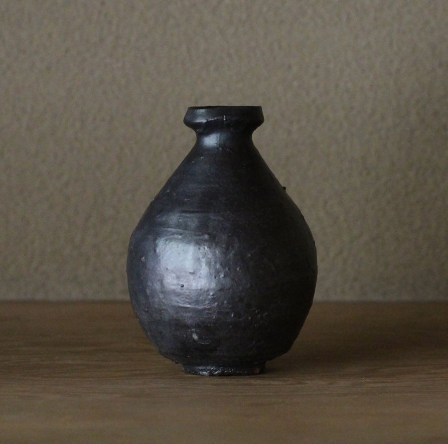 辻村史朗　黒唐津徳利｜Shiro Tsujimura, Sake bottle, Kurokaratsu style