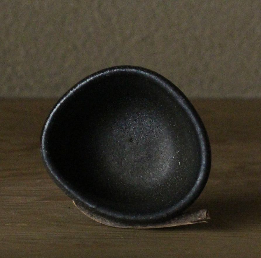 辻村史朗　織部黒ぐい呑｜Shiro Tsujimura, Sake cup, Oribe-guro style