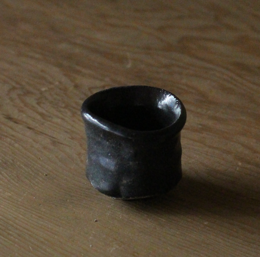 辻村史朗　引出黒ぐい呑｜Shiro Tsujimura, Sake cup, Hikidashiguro style