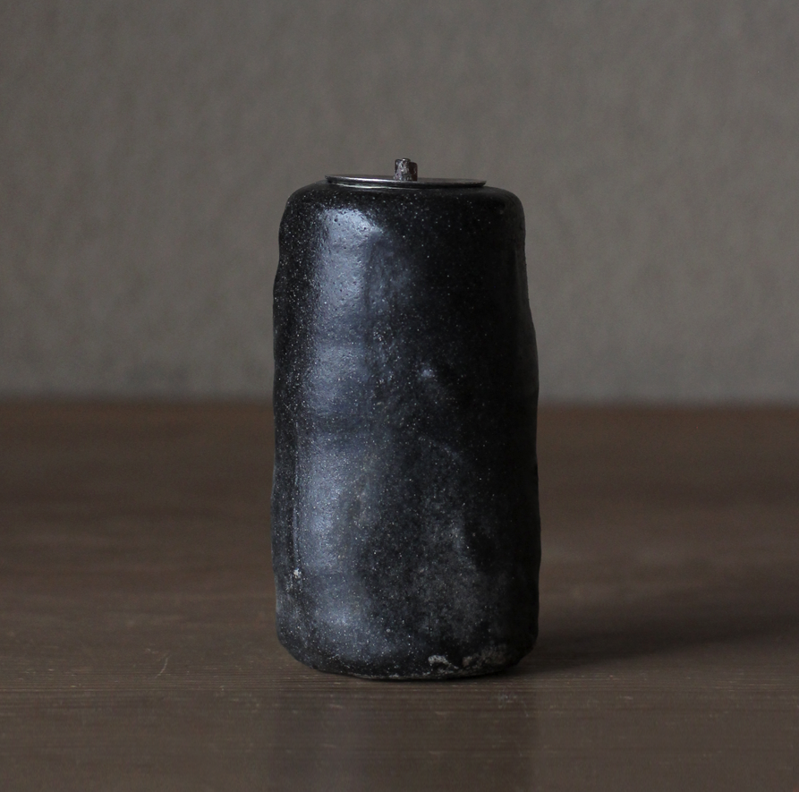 辻村史朗　引出黒茶入（仕覆付）｜Shiro Tsujimura, Tea caddy Hikidashiguro style with Shifuku