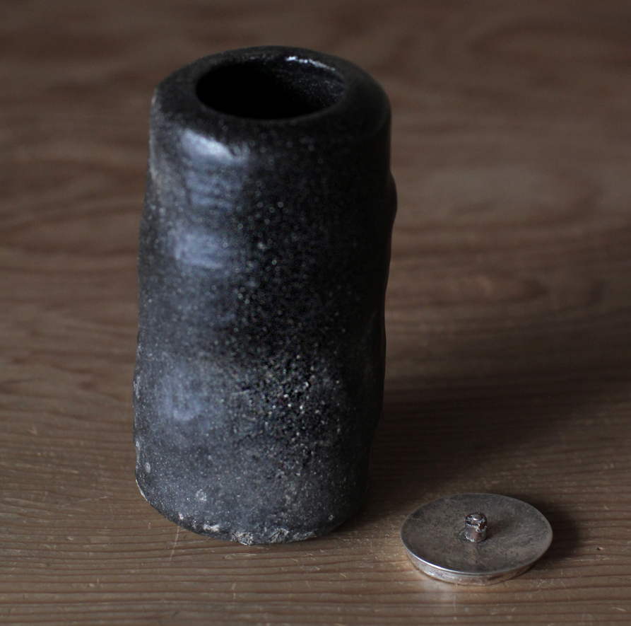 辻村史朗　引出黒茶入（仕覆付）｜Shiro Tsujimura, Tea caddy Hikidashiguro style with Shifuku