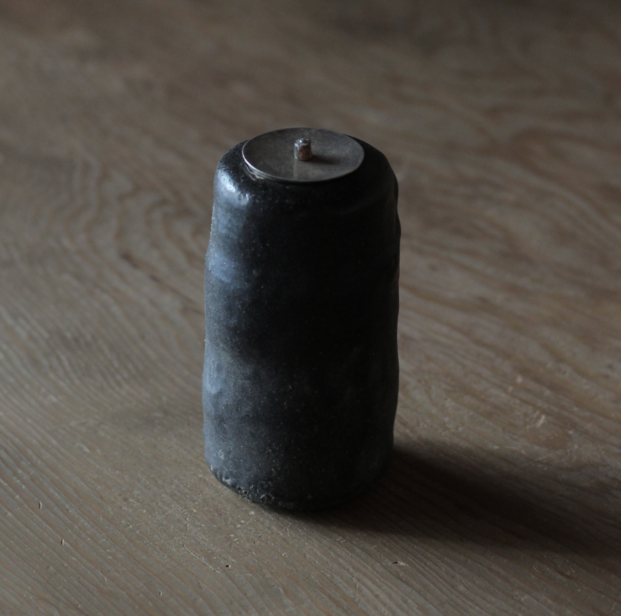 辻村史朗　引出黒茶入（仕覆付）｜Shiro Tsujimura, Tea caddy Hikidashiguro style with Shifuku