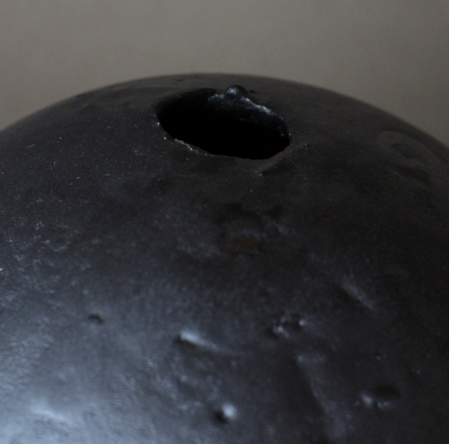 辻村史朗　黒丸壺（小）｜Shiro Tsujimura, Black round jar