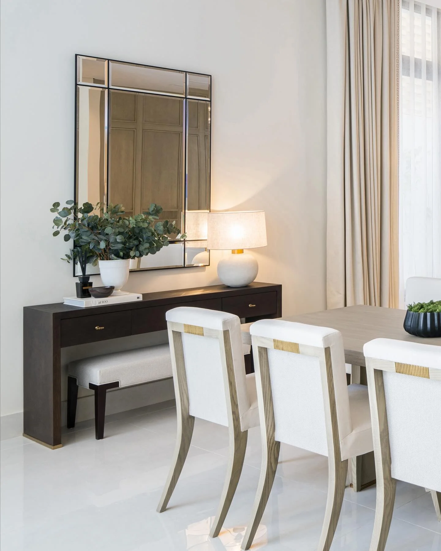Elegant family dining connected with the open plan sitting/coffee station/dining area that looks aesthetically  pleasing &amp; functioning.  منطقة طعام أنيقة متصلة مع منطقة جلوس ومنطقة تحضير قهوة من أحد مشاريعنا.

 #lidecointeriors #lidecoprojects #i