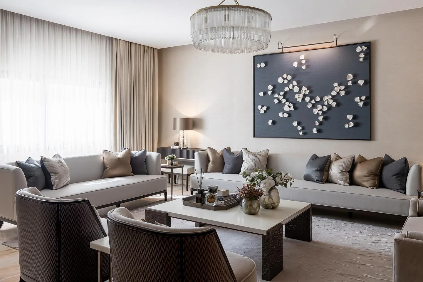 Tour around this luxury formal Majlis we completed last year, we focused on designing a warm yet glamorous welcoming space. عدة لقطات جميلة لمجلس تميز بالفخامة والرحابة في أحد مشاريعنا 🤎

#lidecointeriors #lidecoprojects #interiors #custommade #hous