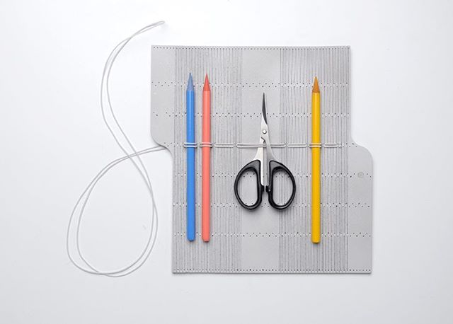 A simple pencil case from flexible plywood. The loose elastic keeps the pens and pencils in place and  closes the case. Aiming for a visual balance between the rhythmical and calculated pattern of the case and the loose and organic closure of the ela