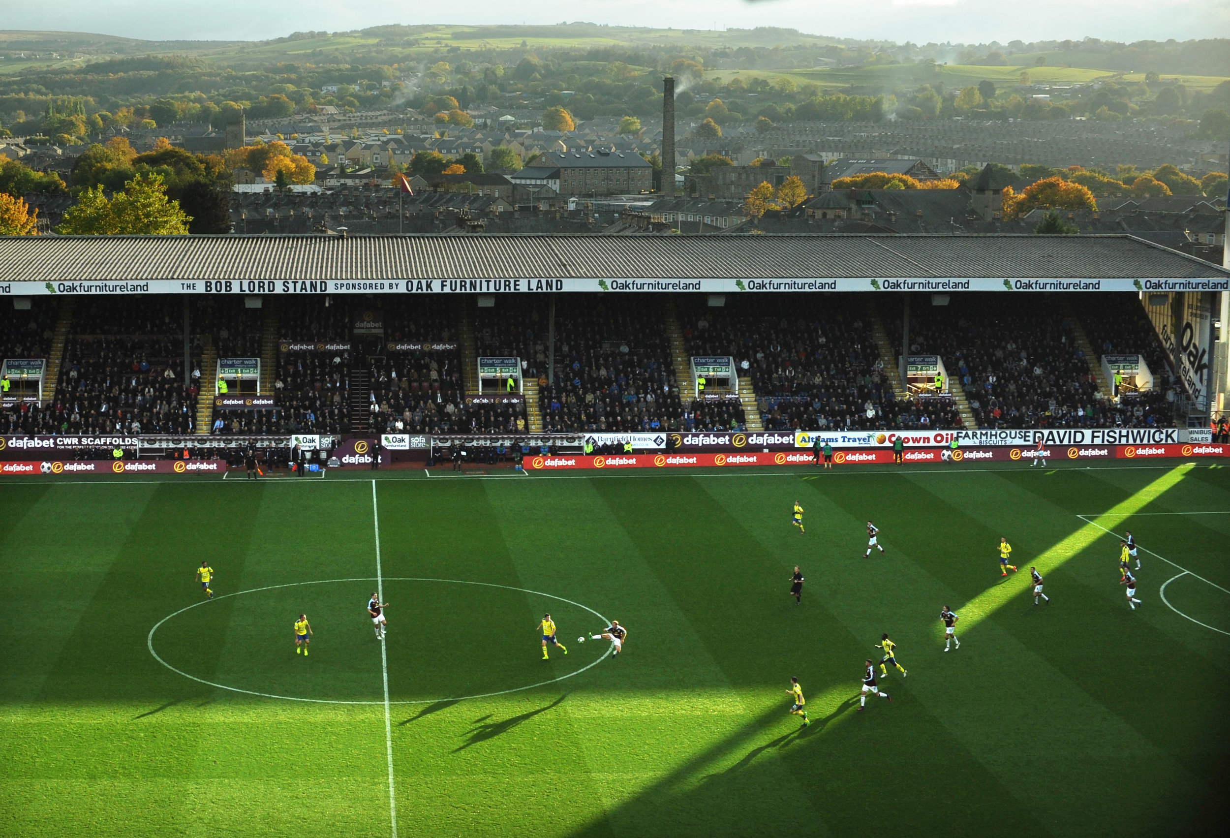  Burnley's Scott Arfield controls the ball in midfield as the setting sun casts shadows across Turf Moor during the Premier League match between Burnley and Everton.

Photo by Anthony Devlin  22 October 2016 