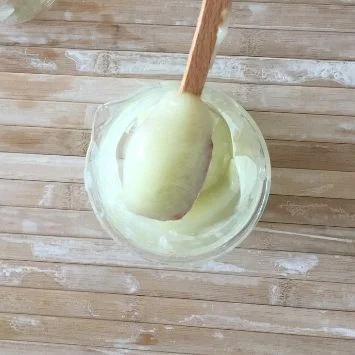 This is the completed oily gel. It looks opaque but it is translucent.