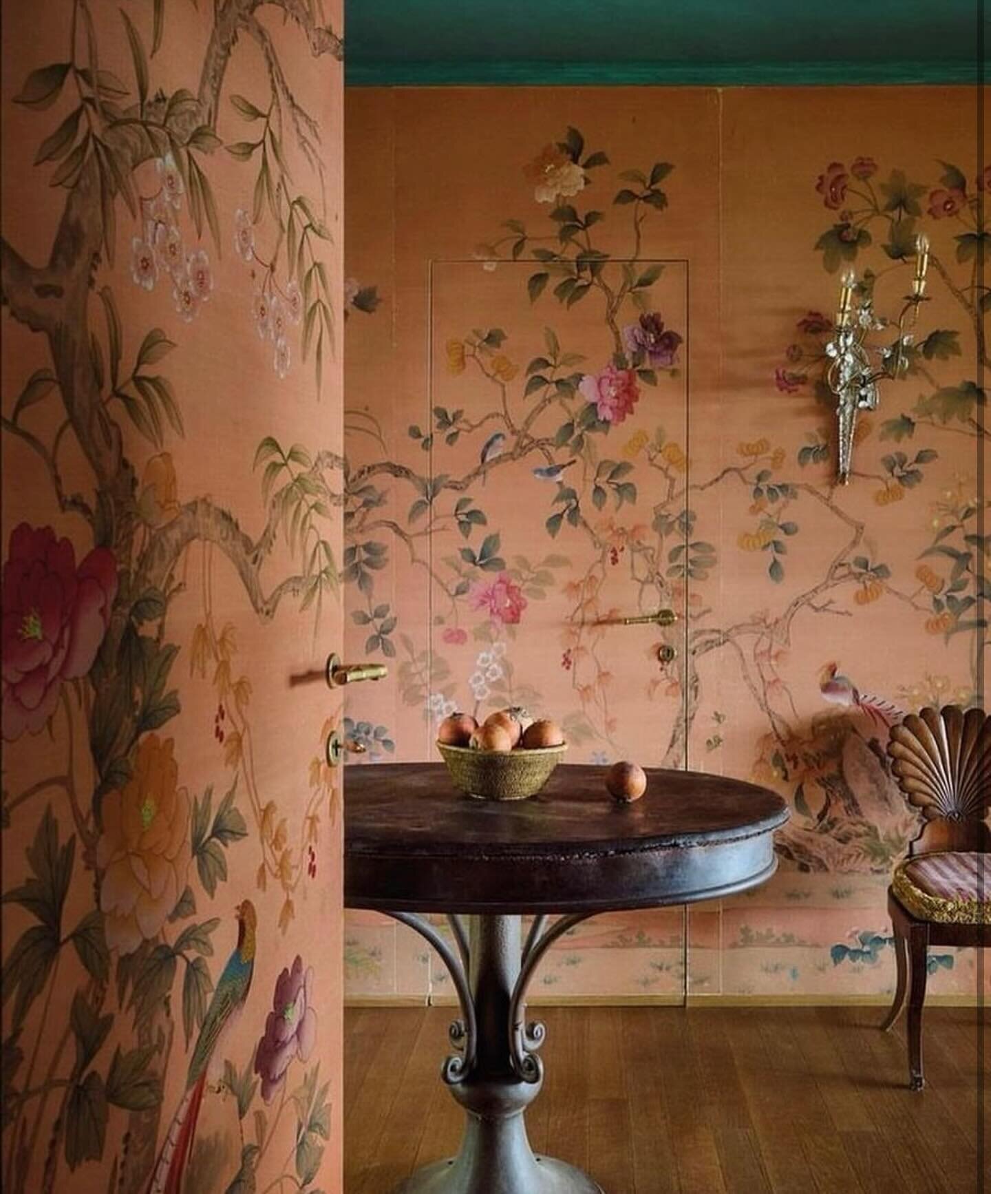 This Italian countryside on Lake Varese is a home I stumbled apon in @tmagazine and I&rsquo;m so grateful I did. The warm tones and delicate yet playful palette, the poetic florals mixed with the richness of textures is truly something. 🧡 Photograph