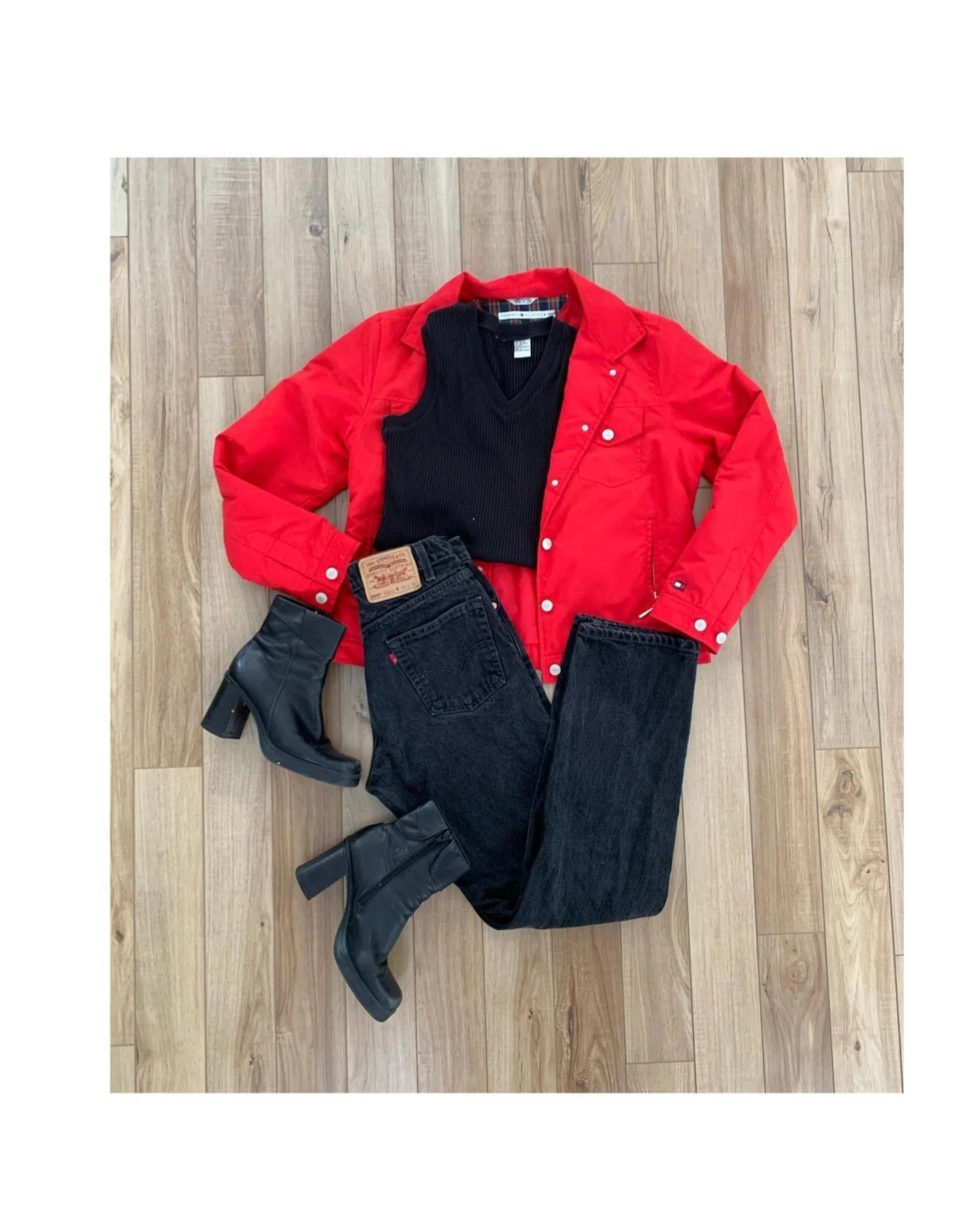 THE PERFECT high rise, vintage 505s are available! Fit a 28-29IN waist ✨ Classic vintage fit with a tapered leg - can be custom distressed upon request ✨