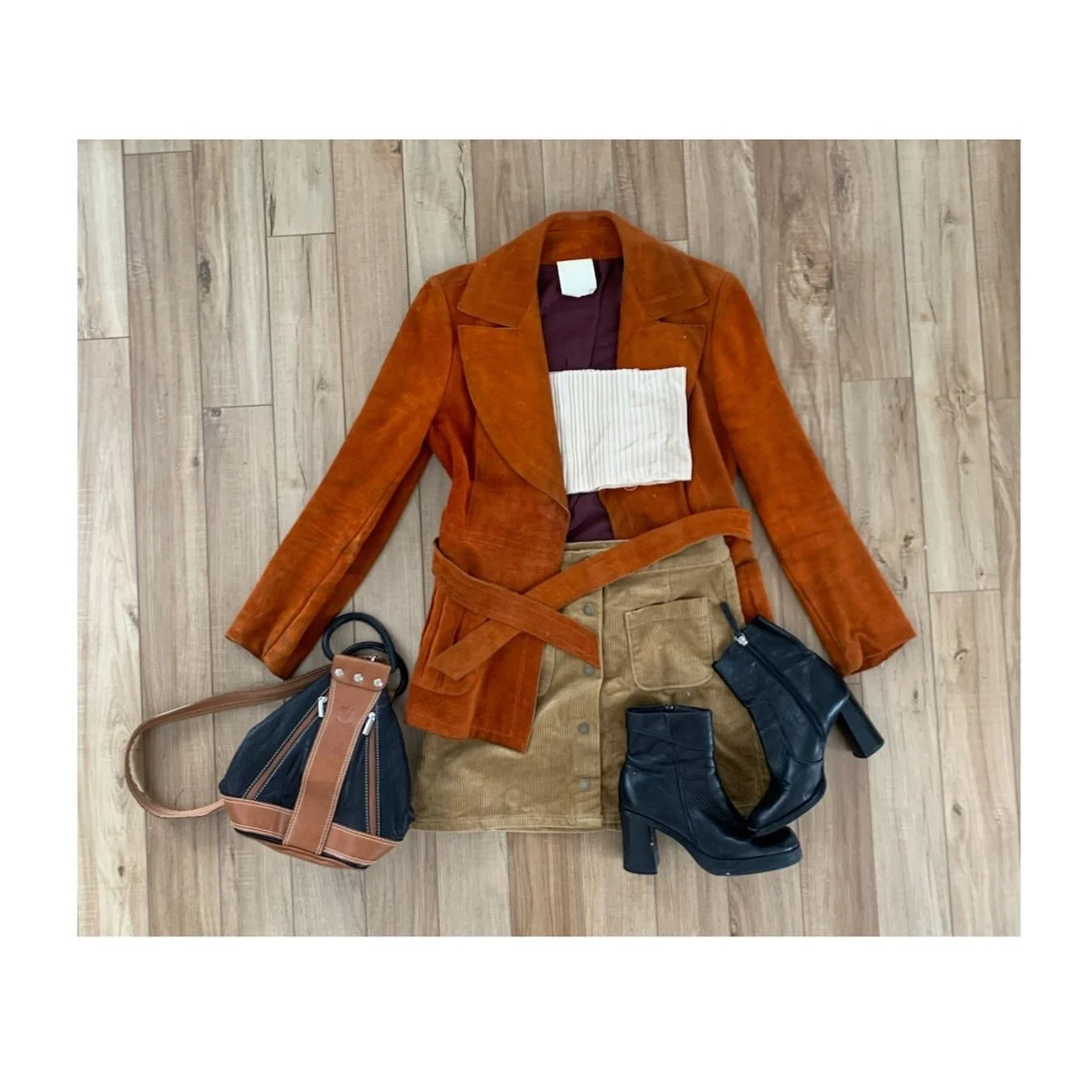 Not sure which part of this look is our favorite - We&rsquo;re torn between this amazing orange rust 60s suede leather jacket and this amazing convertible leather backpack purse 🎒 What do you think?
&bull; Jacket fits a dm-medium $49
&bull;leather b