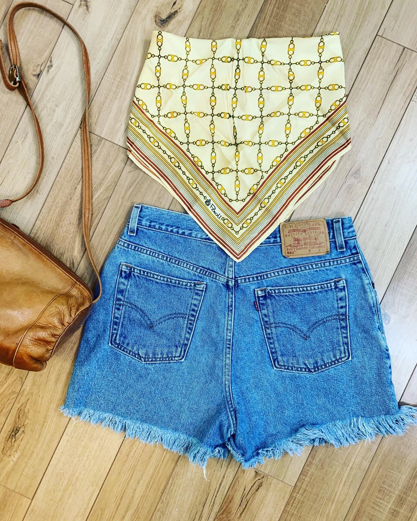 The PERFECT pair of high waisted vintage Levi&rsquo;s are available ✨ This fringe comes from years of washing and isn&rsquo;t easy to attain! These 100% cotton high rise won&rsquo;t be around long ! They are the perfect size as well!
&bull;fit 30-32 