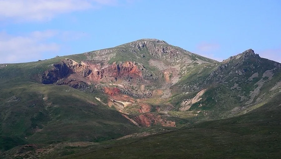 800px-Mountain_Amulsar,_Armenia_Cropped.jpg
