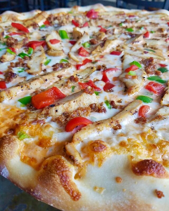 Sure, our signature favorites speak for themselves... but have you built your own pie lately? 🤔
⠀
Give this tried-and-true combo a shot: vodka cream, grilled chicken, green &amp; red peppers, and bacon! 🥓🐓🌶