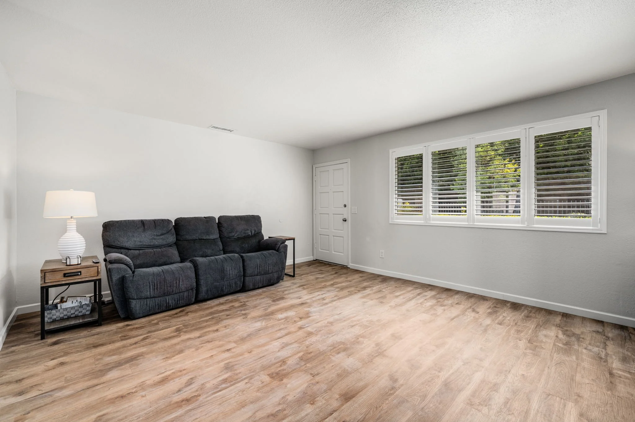 15-1910 W Palmyra Ave 135-18.jpg