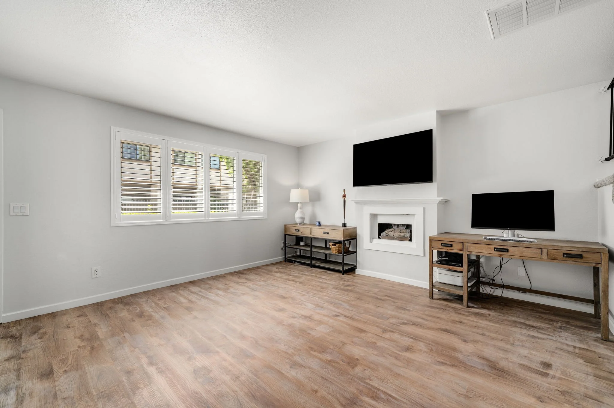 16-1910 W Palmyra Ave 135-19.jpg
