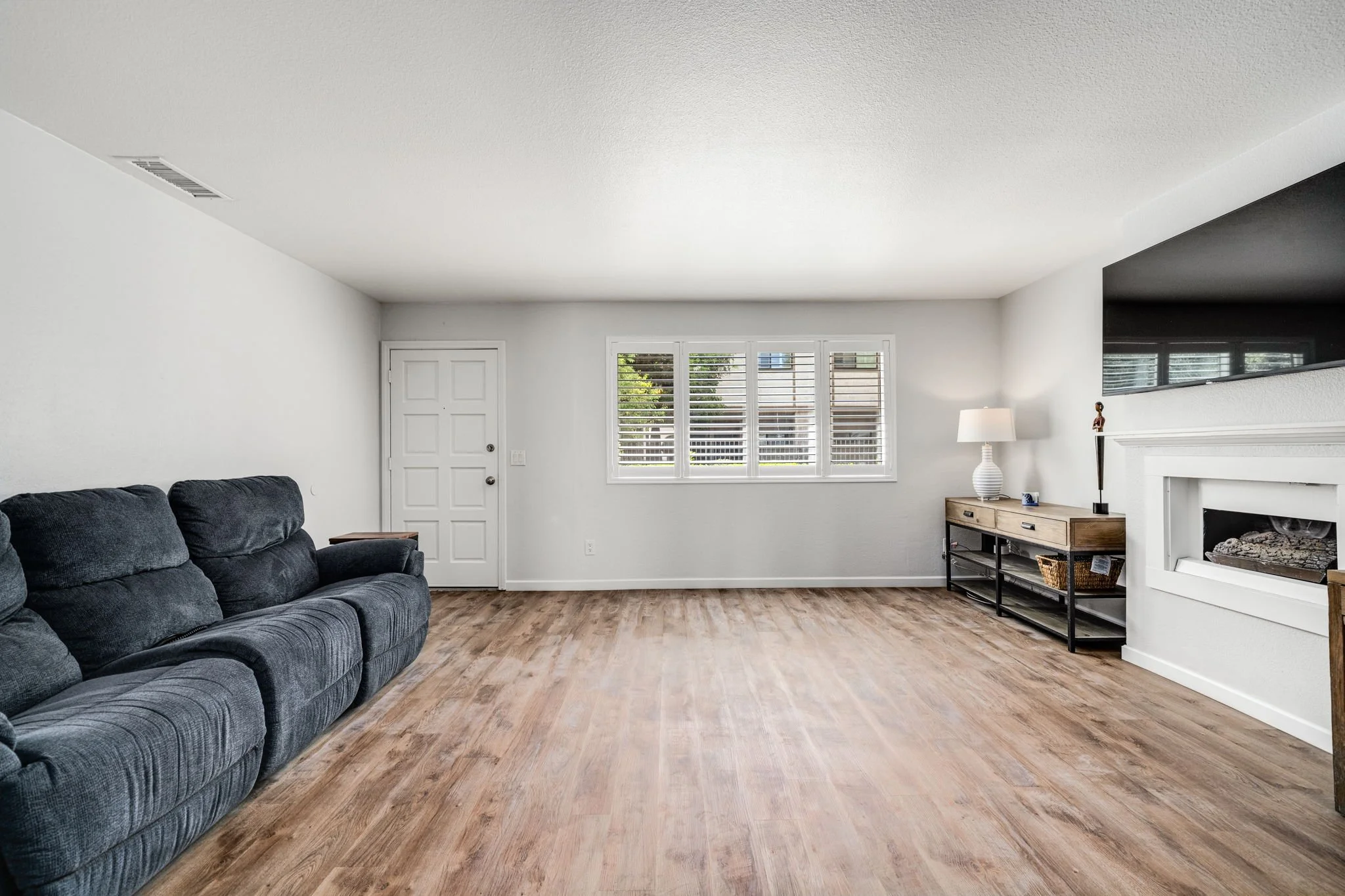 17-1910 W Palmyra Ave 135-20.jpg