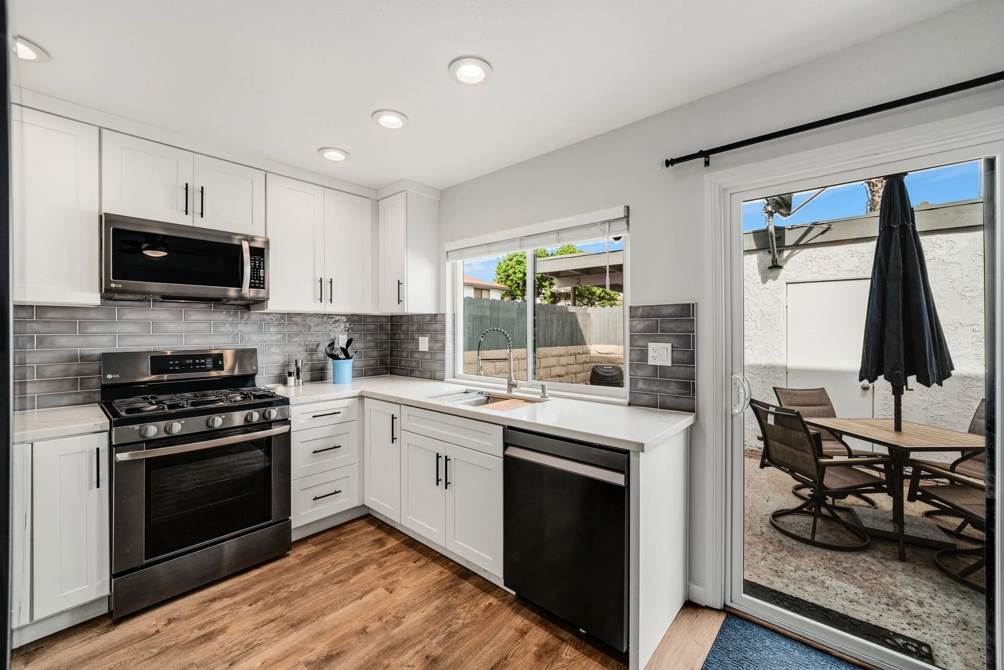 22-1910 W Palmyra Ave 135-13.jpg
