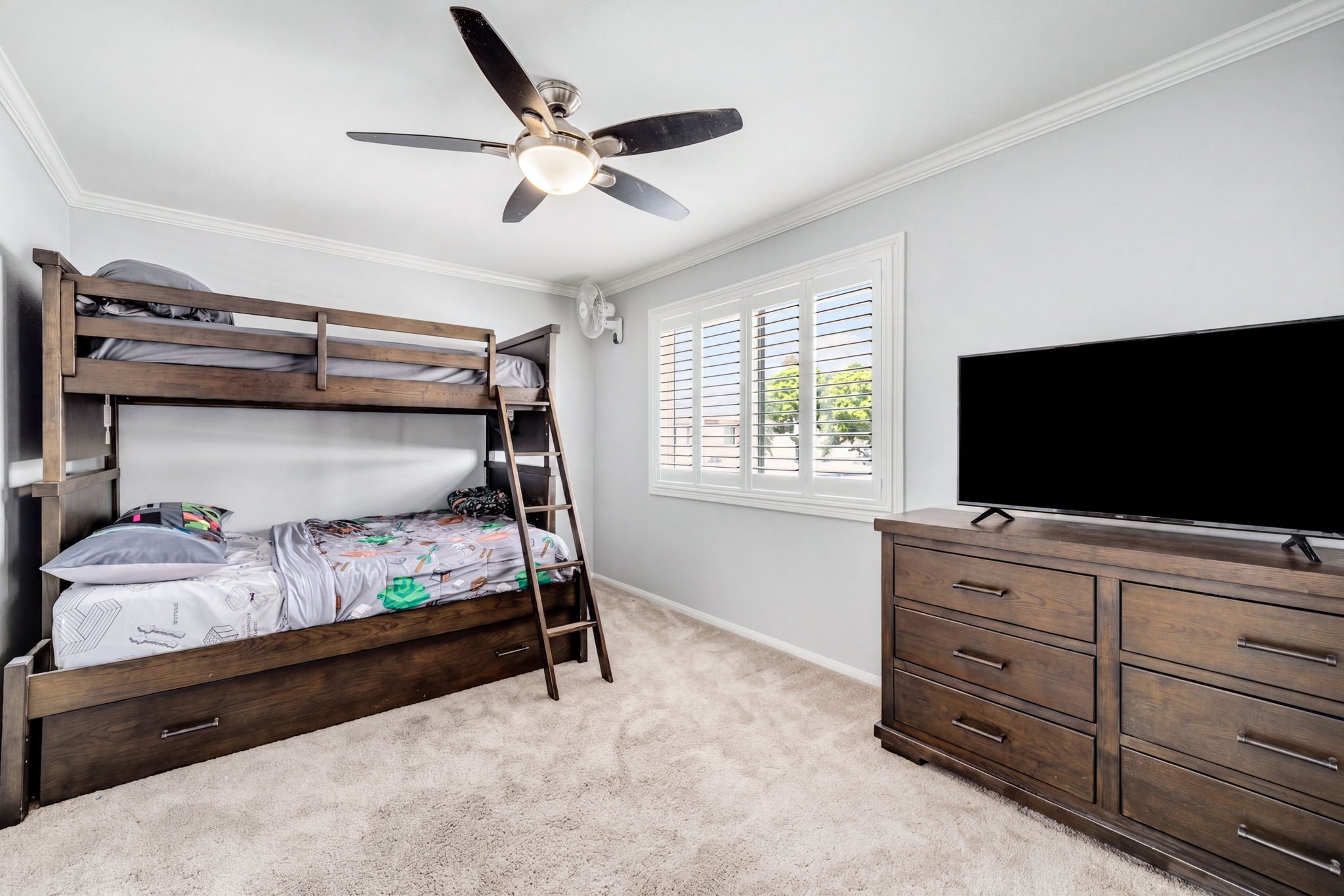 34-1910 W Palmyra Ave 135-8-Light-Tidy.jpg