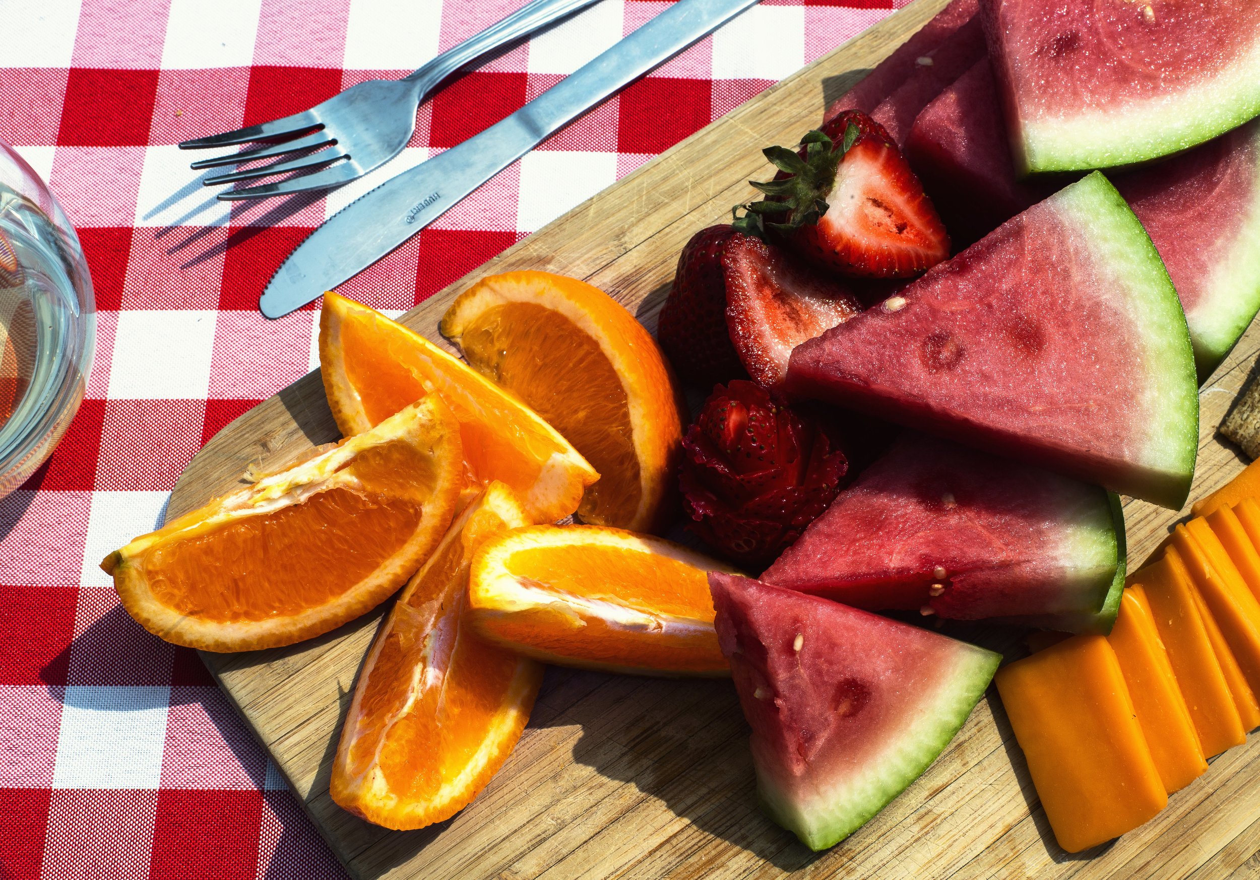 fruit-snacks-at-picnic.jpg