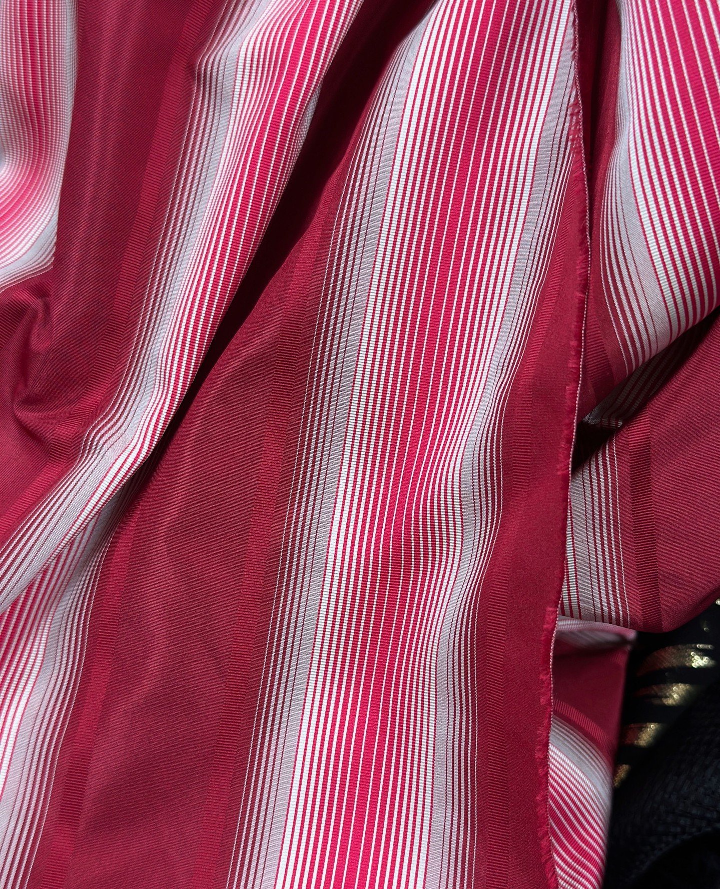 This striped jacquard from my @Taronisilk visit reveals how depth and dimension emerge even in the most technical constructions. The way the color shifts in motion was something you could really appreciate in person.⁠
For more from my visit to Taroni
