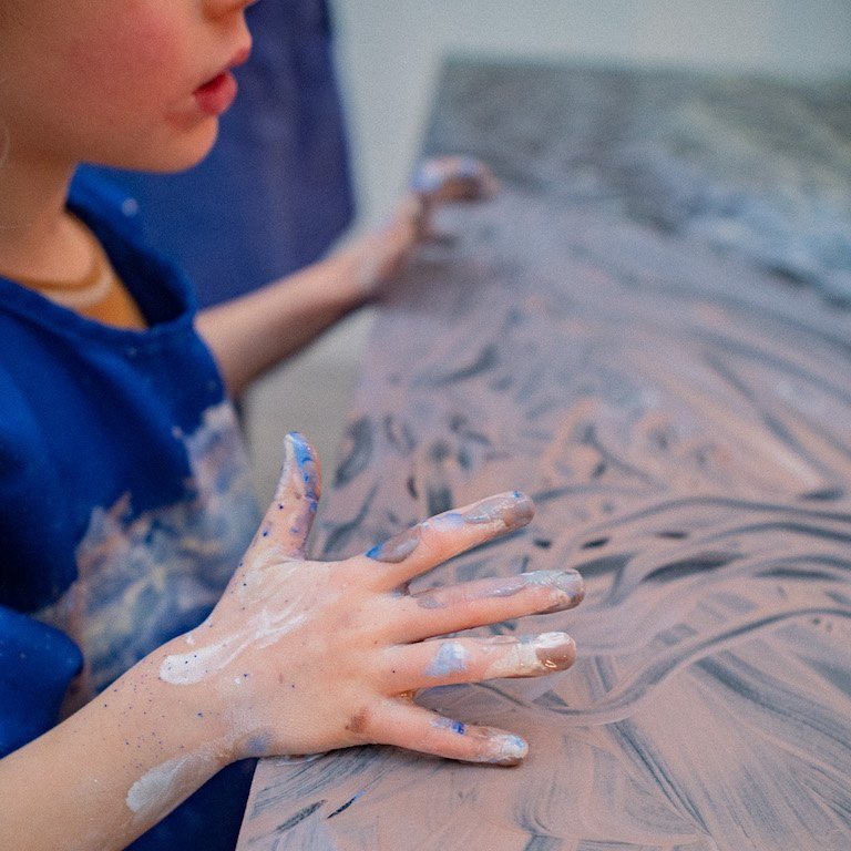 Atelier-Nouveau_activite-parent-enfant_lien_parentalite_creativite_sensoriel.jpg