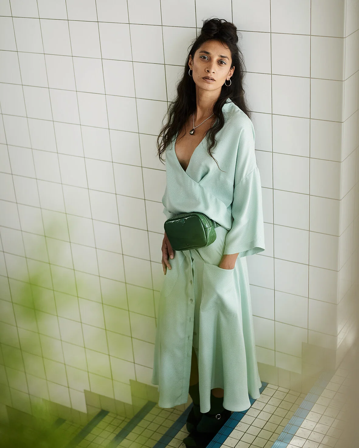 Kimono-Wickelbluse CHF 560 | Glockiger Jupe mit aufgesetzten Taschen CHF 720