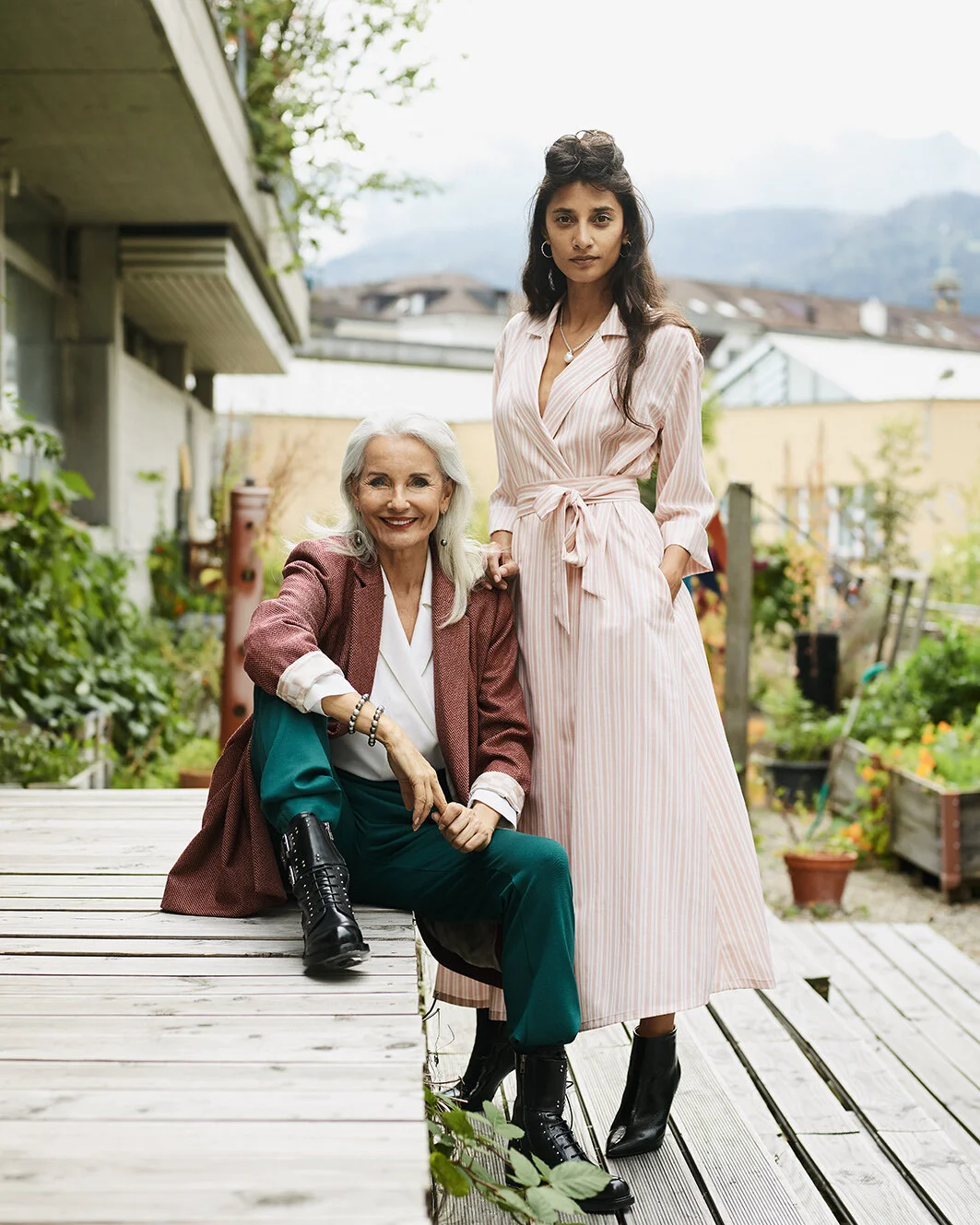 Reverskleid CHF 1280 | Longblazer CHF 1950 | Reversbluse CHF 890 | Jerseyhose CHF 520