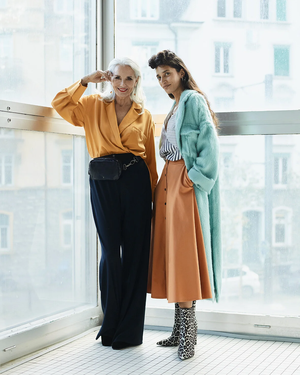 Reversbluse CHF 890 | Weite Hose CHF 580 | Mantel mit Taschen CHF 2800 | Kimono-Wickelbluse CHF 560 | Jupe mit Taschen CHF 720