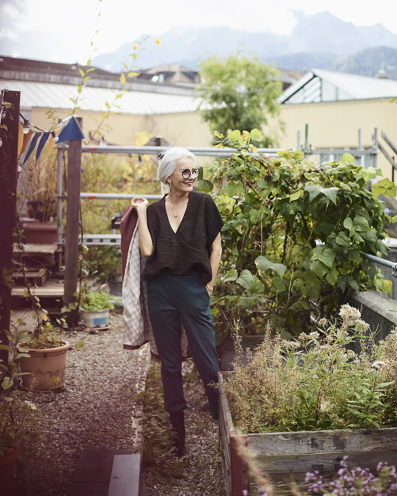 Longblazer in Fischgratoptik CHF 1950 | Tunika Wickeloberteil CHF 560 | Jerseyhose CHF 520